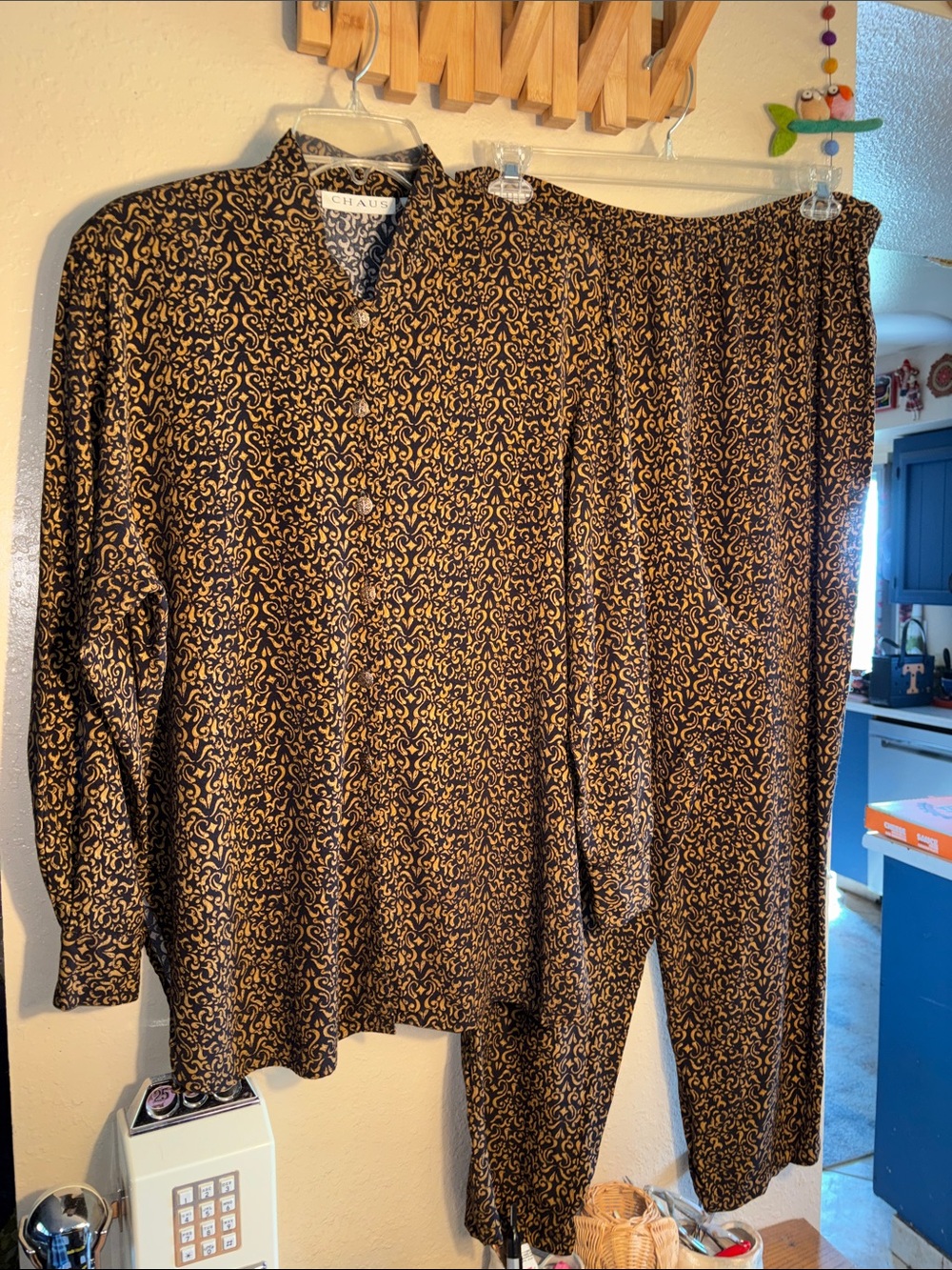 EUC VINTAGE Chaus two-piece matching set featuring a long-sleeve button-down blo
